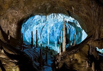 Tra Grotte e Castelli marchigiani